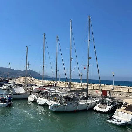 Emerald Sea View 公寓 *